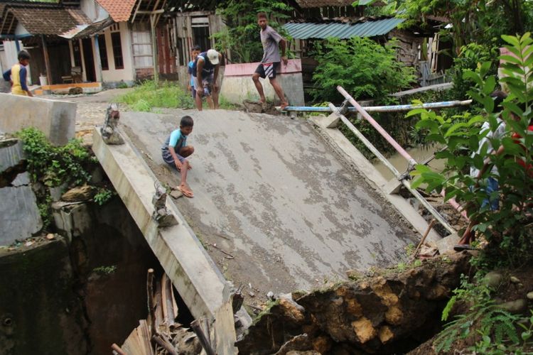 Jembatan beton sepanjang sepuluh meter dengan lebar lima meter di Desa Kentengsari, Kecamatan Kedungjati, Kabupaten Grobogan, Jawa Tengah ambrol, Kamis (10/12/2020).  