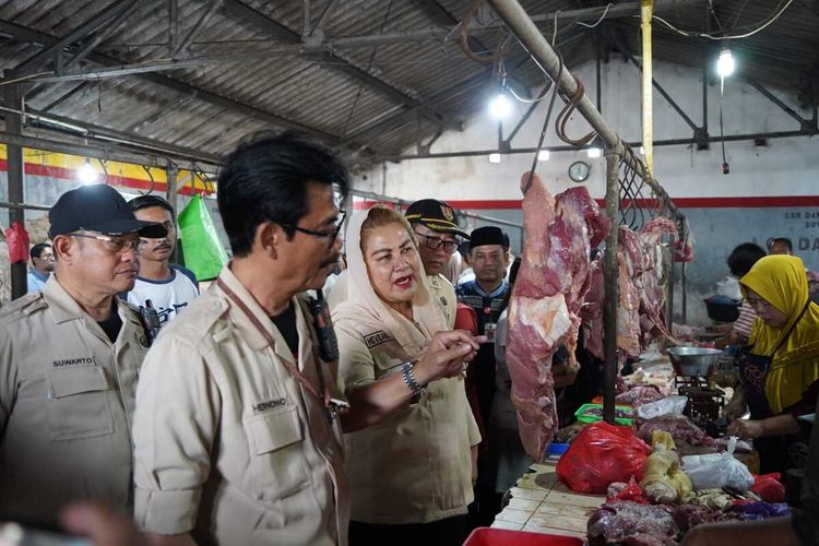 Wali Kota Semarang, Hevearita Gunaryanti Rahayu melakukan tinjauan di pasar tradisional dan modern. Jumat (5/4/2024). 