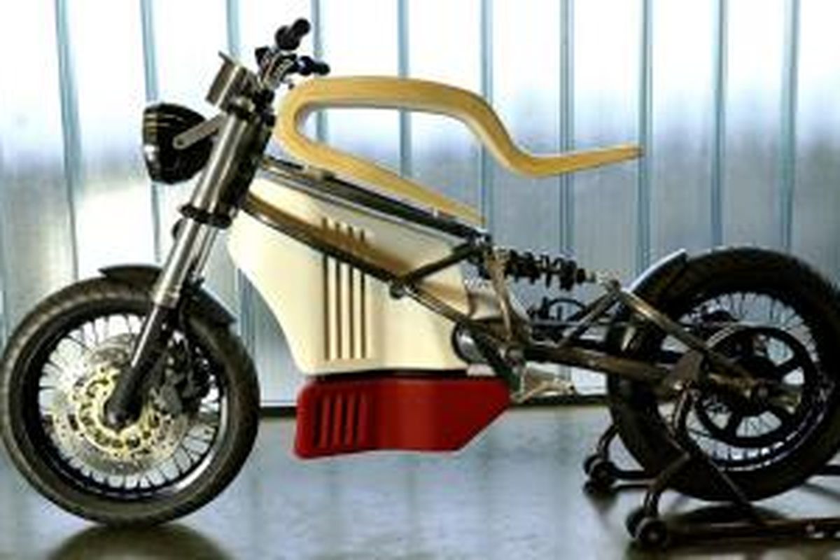 E-Raw, sepeda motor listrik dengan jok kayu.