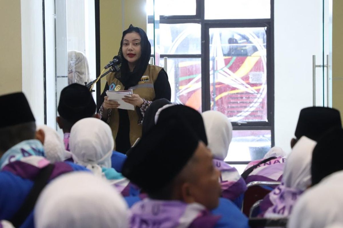 Bupati Brebes Paramitha Widya Kusuma memberikan wejangan dalam pelepasan secara resmi 354 Jemaah Calon Haji Kabupaten Brebes, di Komplek Islamic Center Brebes, Rabu (22/4/2026).
