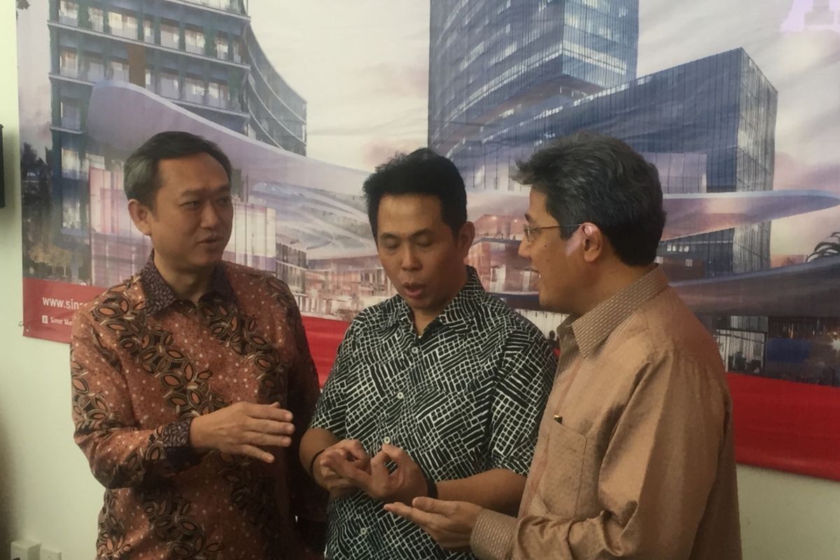 Direktur PT Bumi Serpong Damai Tbk Hermawan Wijaya saat berbincang dengan CEO Corporate Strategy & Services Sinar Mas Land Ishak Chandra dan Managing Director President Office Sinar Mas Land Dhony Rahajoe (kanan) di Jakarta, Selasa (13/2/2018).