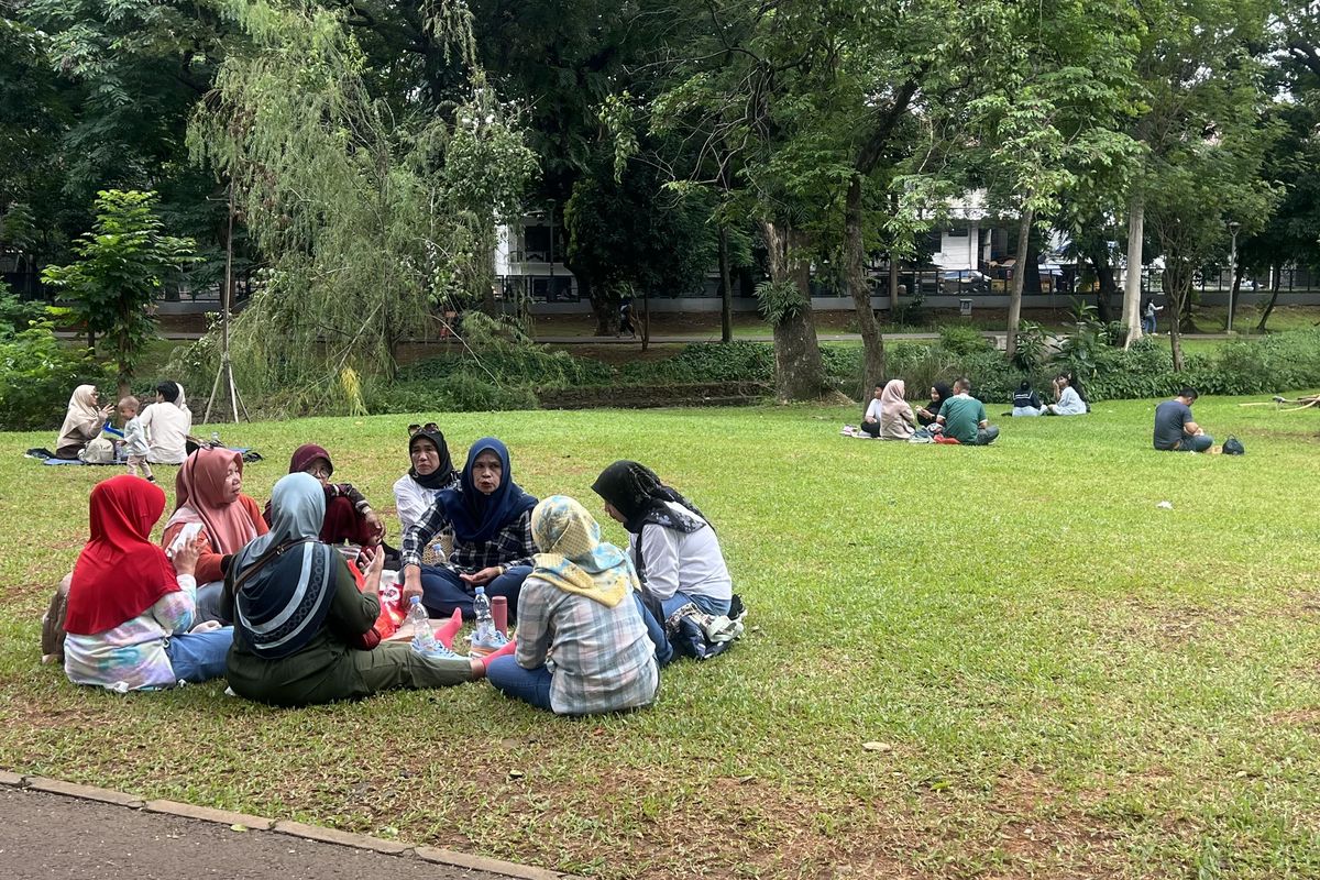 Mengampar tikar seolah menjadi kegiatan yang banyak dilakukan para pengunjung yang datang ke Tebet Eco Park, Jakarta Selatan.