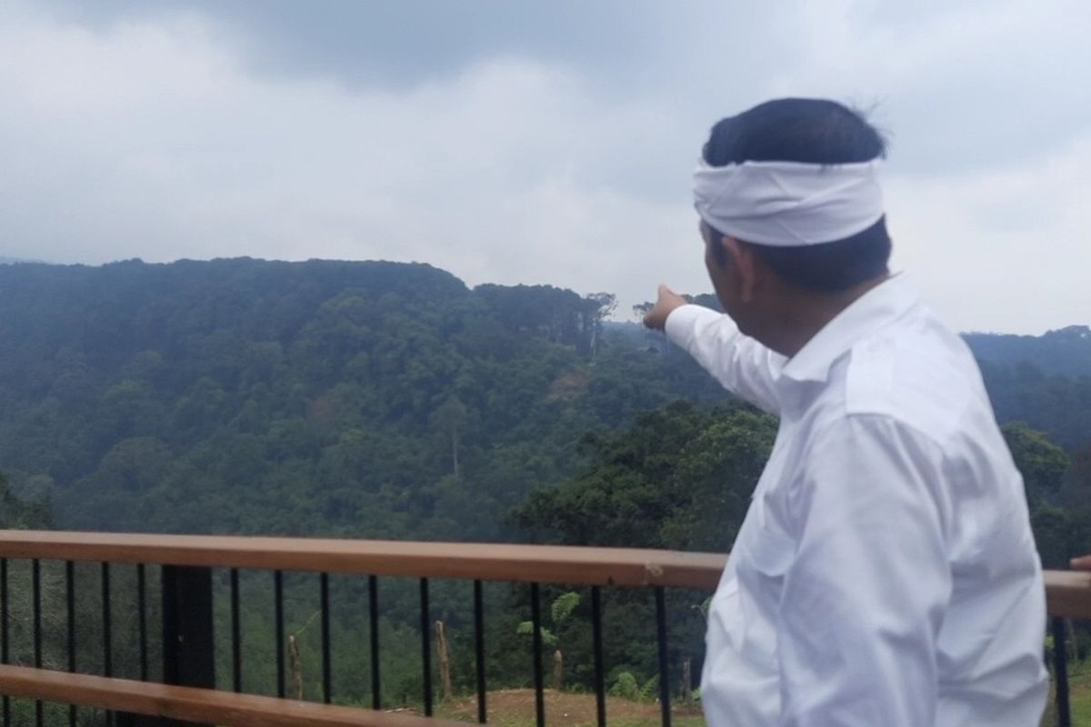 Gubernur Jawa Barat Dedi Mulyadi tak kuasa menahan tangis ketika melihat alih guna lahan di kawasan Puncak Bogor, Jawa Barat. Alih guna lahan ini menjadi pemicu banjir berulang di kawasan berhawa dingin tersebut.