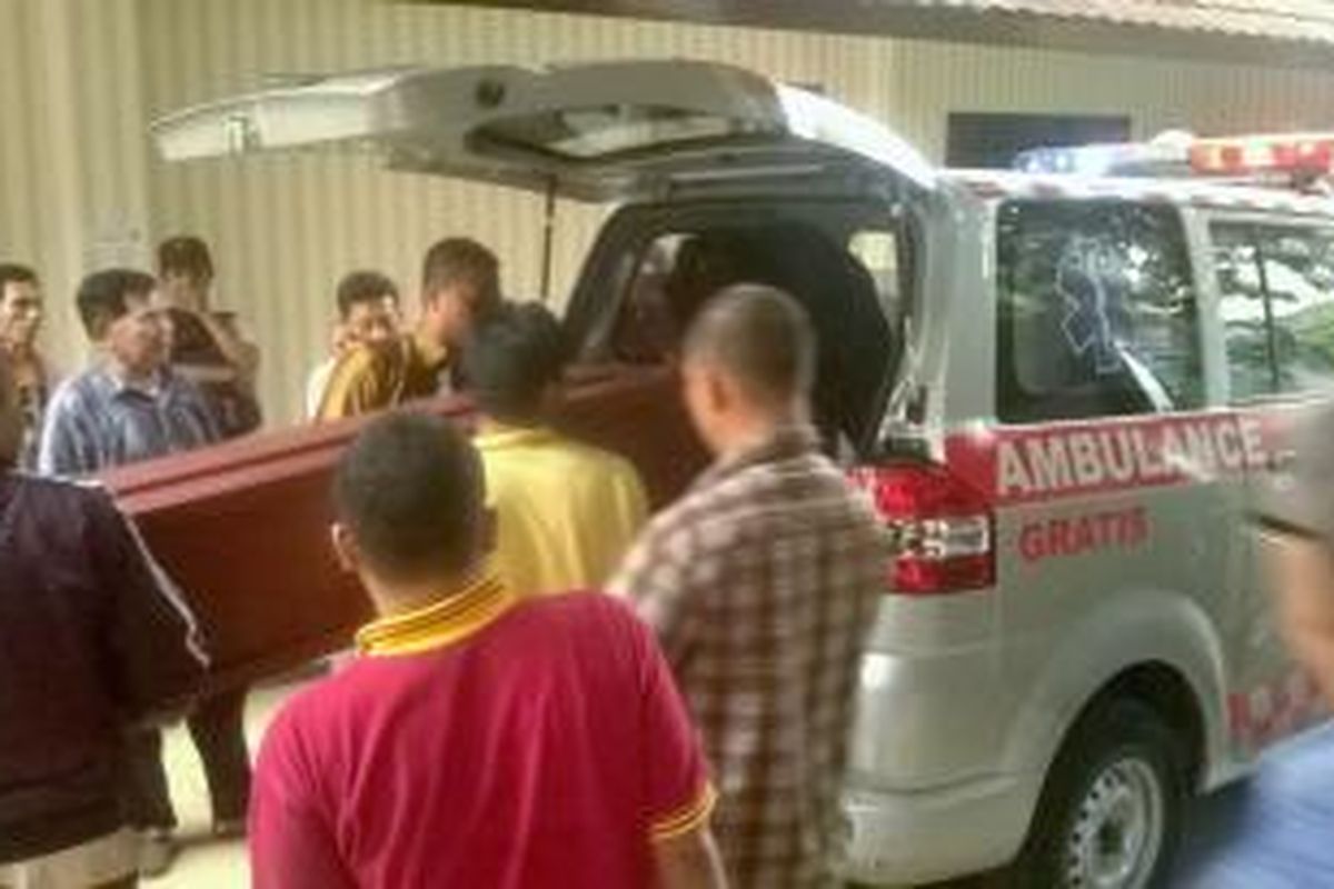 Peti jenazah Buyung, serta istri dan anaknya akan dibawa ke Bengkulu, Jumat (17/4/2015) malam ini. Ketiga warga Bengkulu itu ditemukan meninggal di dalam mobil mereka di Jatinegara, Jakarta Timur, pada Jumat pagi.