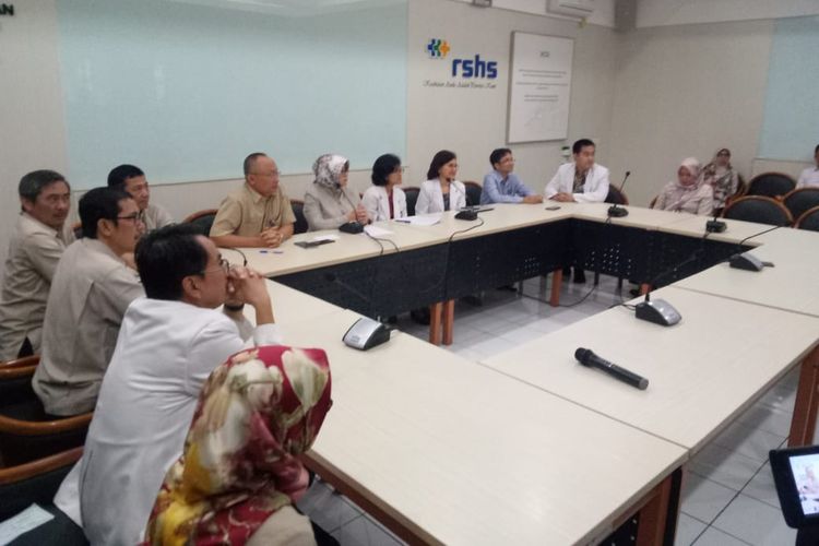 Direktur dan tim medis RSHS menggelar konferensi pers terkait pasien yang diduga terpapar virus korona di RSHS Bandung, Jawa Barat, Senin (27/1/2020).