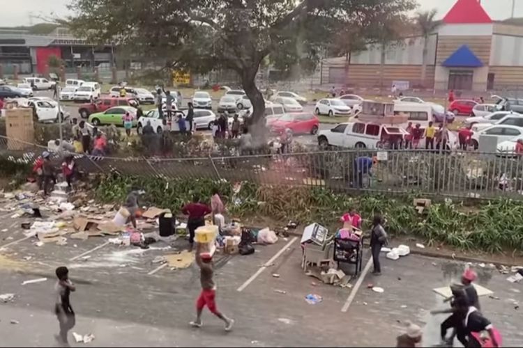 Sebuah mal yang dijarah oleh masyarakat dalam kerusuhan di Afrika Selatan. [SS/YOUTUBE/CBC NEWS]