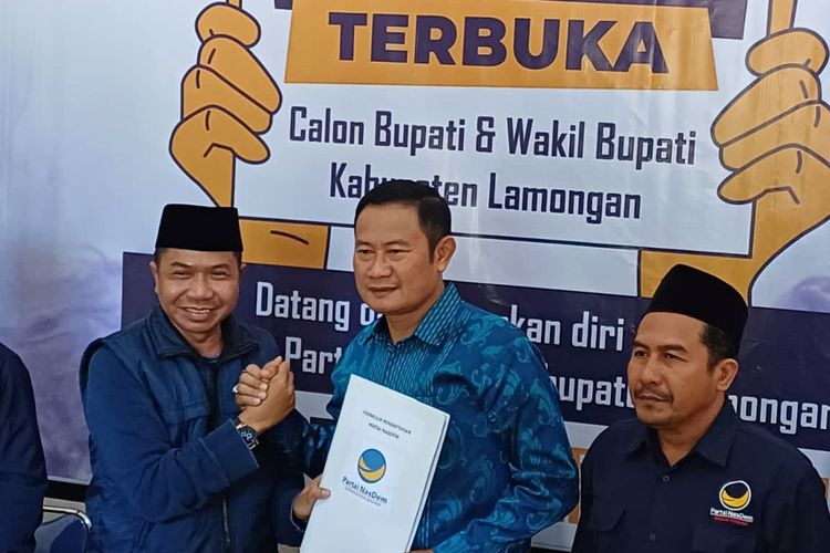 Bupati Lamongan petahana Yuhronur Efendi (tengah), saat menyerahkan formulir pendaftaran penjaringan yang dibuka DPD Nasdem Lamongan, Senin (6/5/2024).