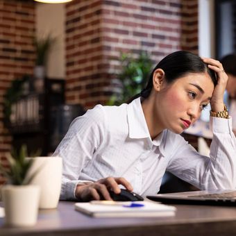 Ilustrasi burnout. Psikolog mengungkap tiga kebiasaan sederhana yang bisa membantu mencegah burnout sejak dini, mulai dari memberi jeda hingga meluangkan waktu untuk pemulihan.