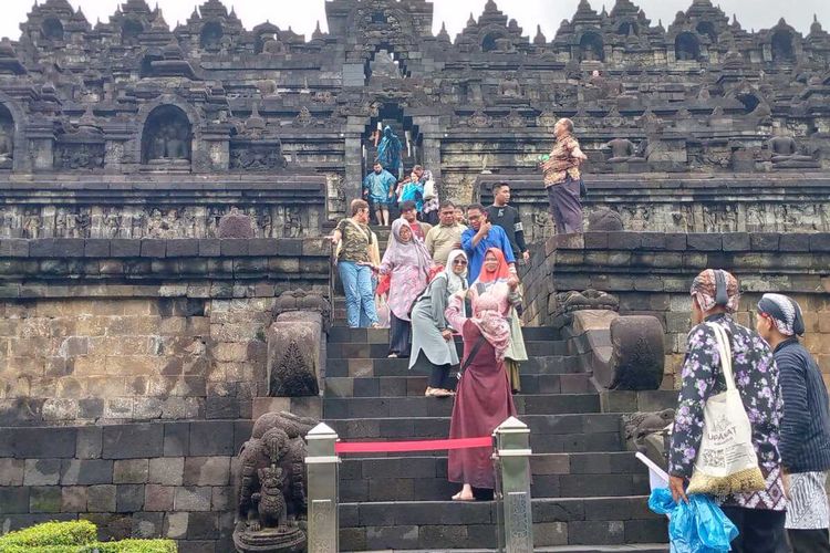 Pengelola Taman Wisata Candi Borobudur (TWC) melakukan kajian lapangan tertutup untuk wisatawan yang akan naik ke struktur atau monumen Candi Borobudur. Kajian dimulai sejak 1-15 Maret 2023 dengan sampel wisatawan secara terbatas dan acak.