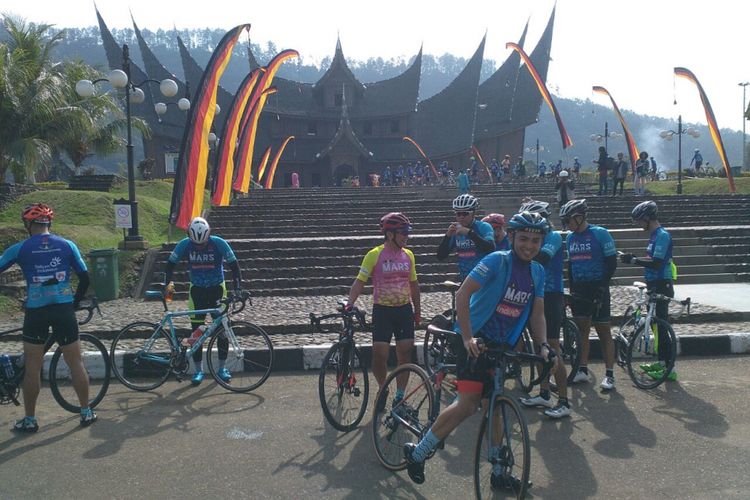 Para pesepeda yang mengikuti evant MARS (Milagro Adventure Ride Series), saat masuk pitstop kedua di Istano Basa Pagaruyung, Tanah Datar.