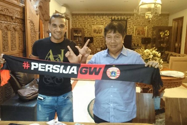 Direktur Persija Jakarta, Gede Widiade (kanan), berpose dengan pemain baru berstatus marquee player, Bruno da Silva Lopes (kiri), di kediaman Gede, Kemayoran, Jakarta Pusat, Kamis (20/4/2017).