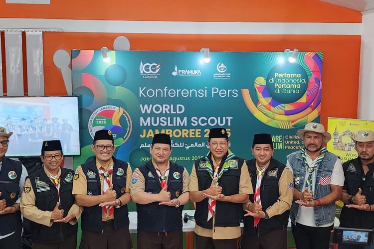 Mantan Menteri Agama RI, Lukman Hakim Saifuddin (empat dari kanan), usai konferensi pers persiapan Jambore Pramuka Muslim Dunia (WMSJ) 2025 yang akan digelar 9?14 September di Cibubur.