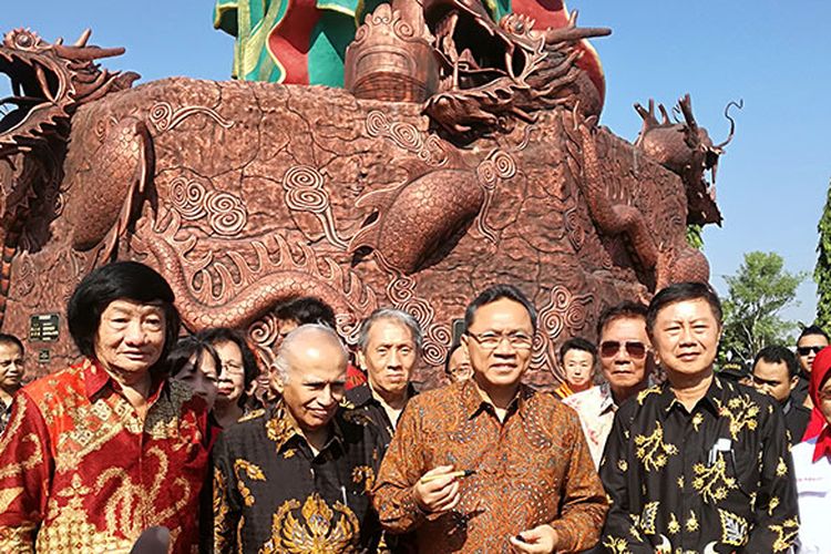 Ketua MPR meresmikan patung Dewa Konco Kwan Sing Tee Koen di Klenteng Kwan Sing Bio, Tuban, Jawa Timur, Senin (17/7/2017) pagi. Patung setinggi 30,4 meter yang menghabiskan dana 2,5 miliar rupiah ini juga akan menjadi salah satu ikon wisata di Tuban.