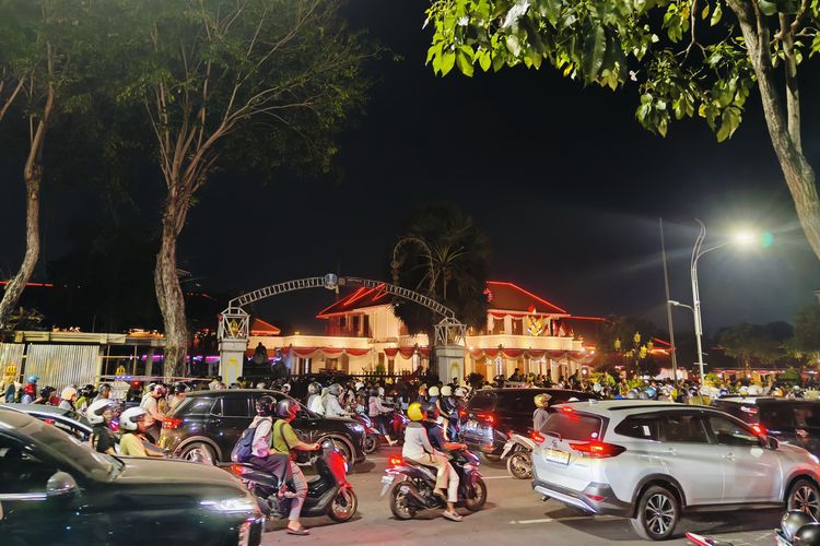 Suasana di depan Gedung Negara Grahadi Surabaya, Jawa Timur usai aksi massa yang berakhir dengan pembakaran sisi barat sehari sebelumnya, Minggu (31/8/2025) malam.
