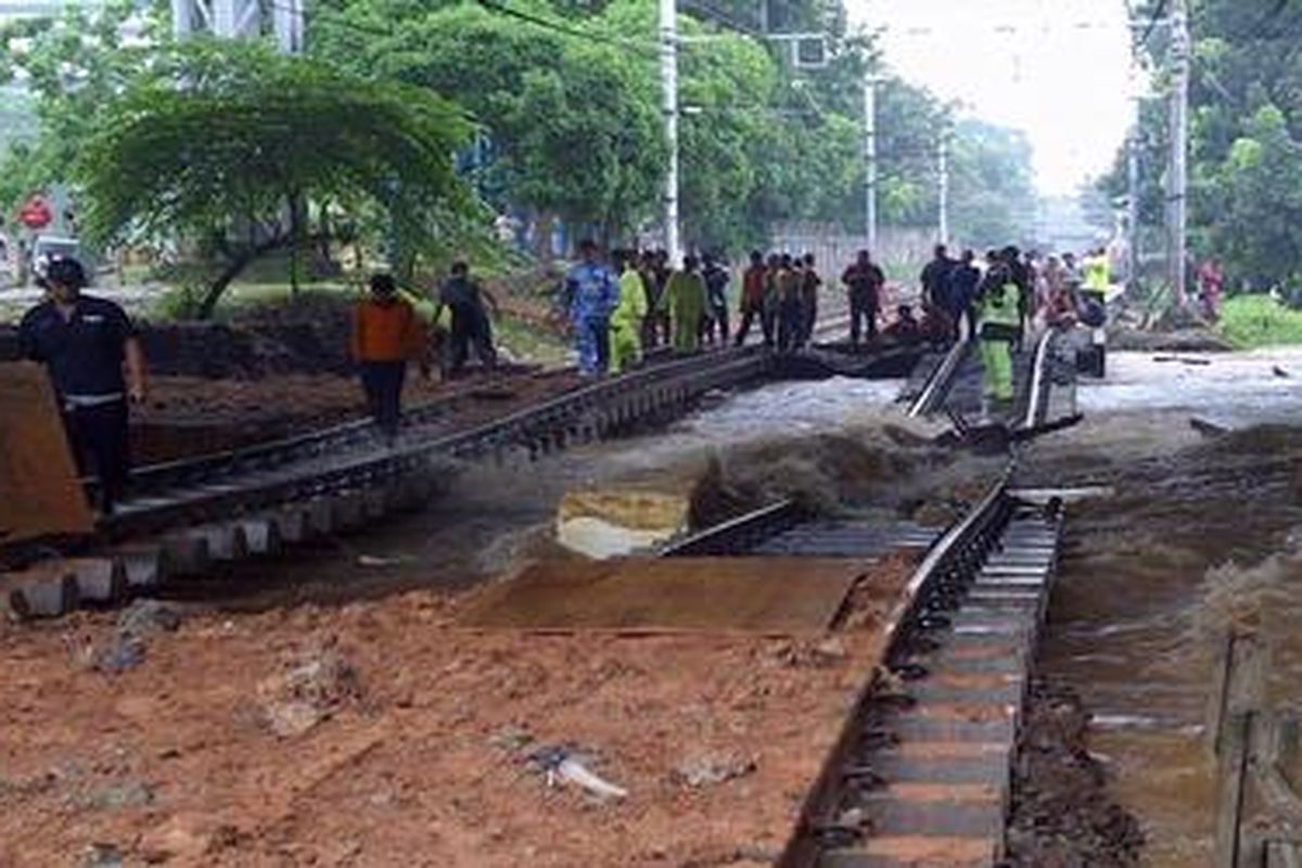 Akibat tanggul tergerus banjir dari Kanal Barat, 40 meter rel kereta di Jalan Latuharhari menggantung, Kamis (17/1/2014).