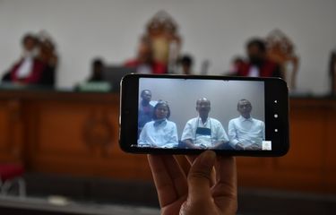 Tampak layar ponsel dan televisi di Pengadilan Negeri (PN) Bandung, Jalan L.L.R.E Martadinata, Kota Bandung, tengah memperlihatkan tiga petinggi Sunda Empire yang berada di Tahanan Polda Jabar. Sidang perdana dengan agenda pembacaan dakwaa tiga terdakwa ini dilakukan secara virtual, Kamis (18/6/2020).