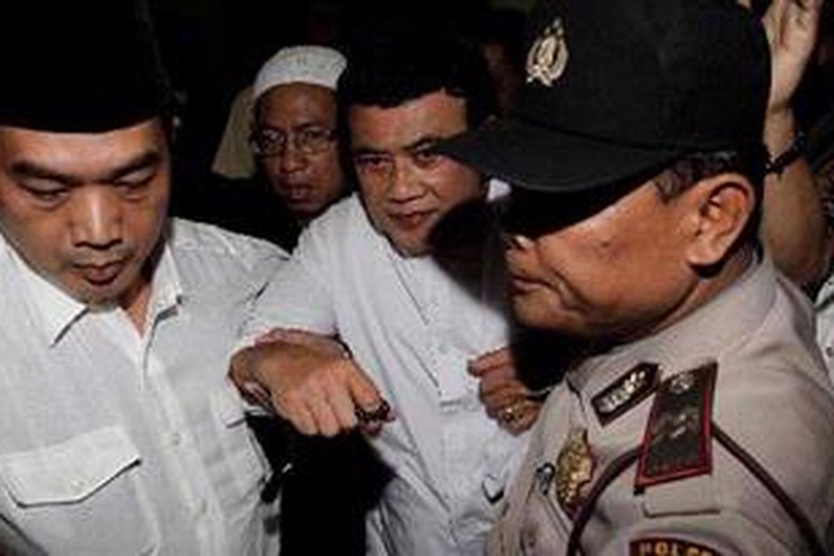 Rhoma Irama dikawal pendukungnya untuk menjalani pemeriksaan di Kantor Panwaslu DKI Jakarta, Senin (6/8/2012). Pemeriksaan terkait dengan ceramah tarawih Rhoma Irama berbau SARA beberapa waktu lalu. 