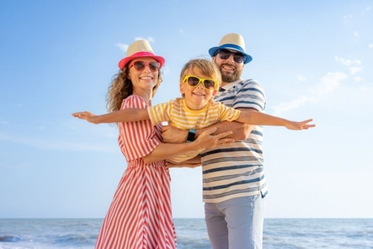 Menjaga kesehatan selama liburan merupakan hal penting yang perlu dilakukan demi menikmati kebersamaan dengan keluarga atau orang terdekat. 