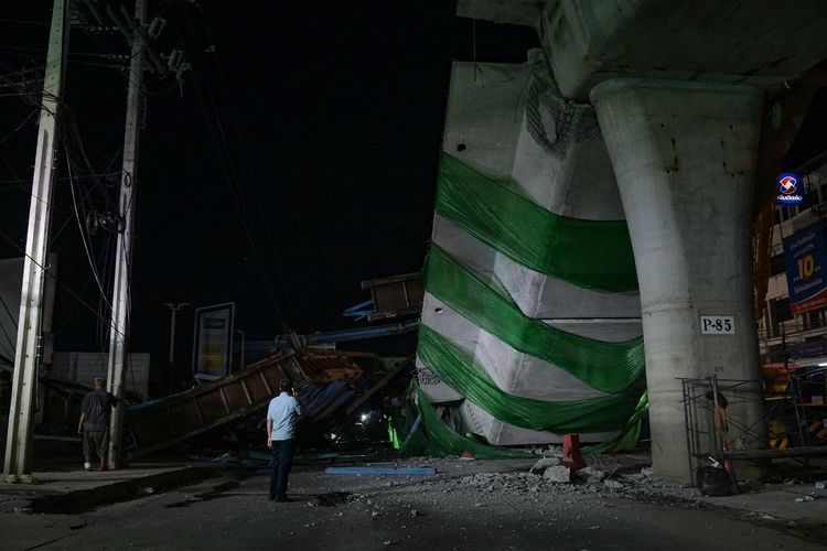 Bagian dari jalan layang yang sedang dibangun di area Luang Phaeng, Bangkok, Thailand, dilaporkan runtuh pada Senin (10/7/2023).