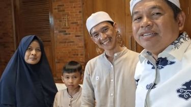 Kisah Haru Ustaz Deni, Guru Ngaji Viral yang Kini Diangkat Dedi Mulyadi Jadi Pegawai Gedung Sate