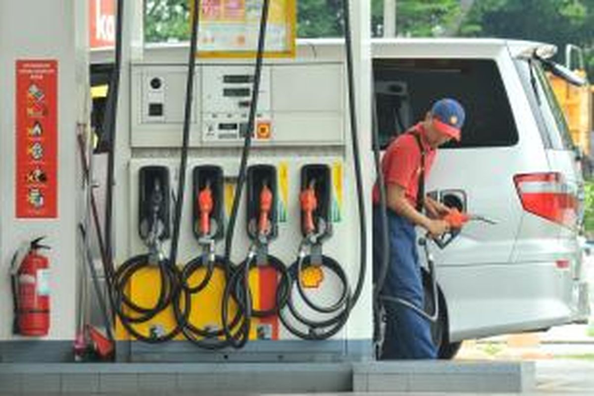 Pekerja melayani pelanggan di SPBU Shell Slipi, Jakarta.