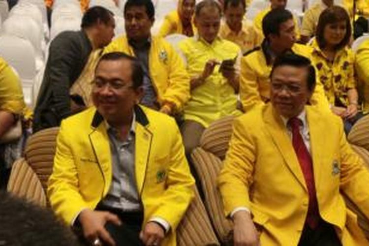 Politisi Golkar Priyo Budi Santoso (kiri) dan Agung Laksono (kanan)