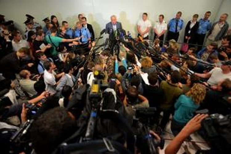 Pengacara Rusia, Anatoly Kucherenko meladeni wartawan usai menemui Edward Snowden di zona transit bandara Sheremetyevo, Moskwa, Rabu (24/7/2013).