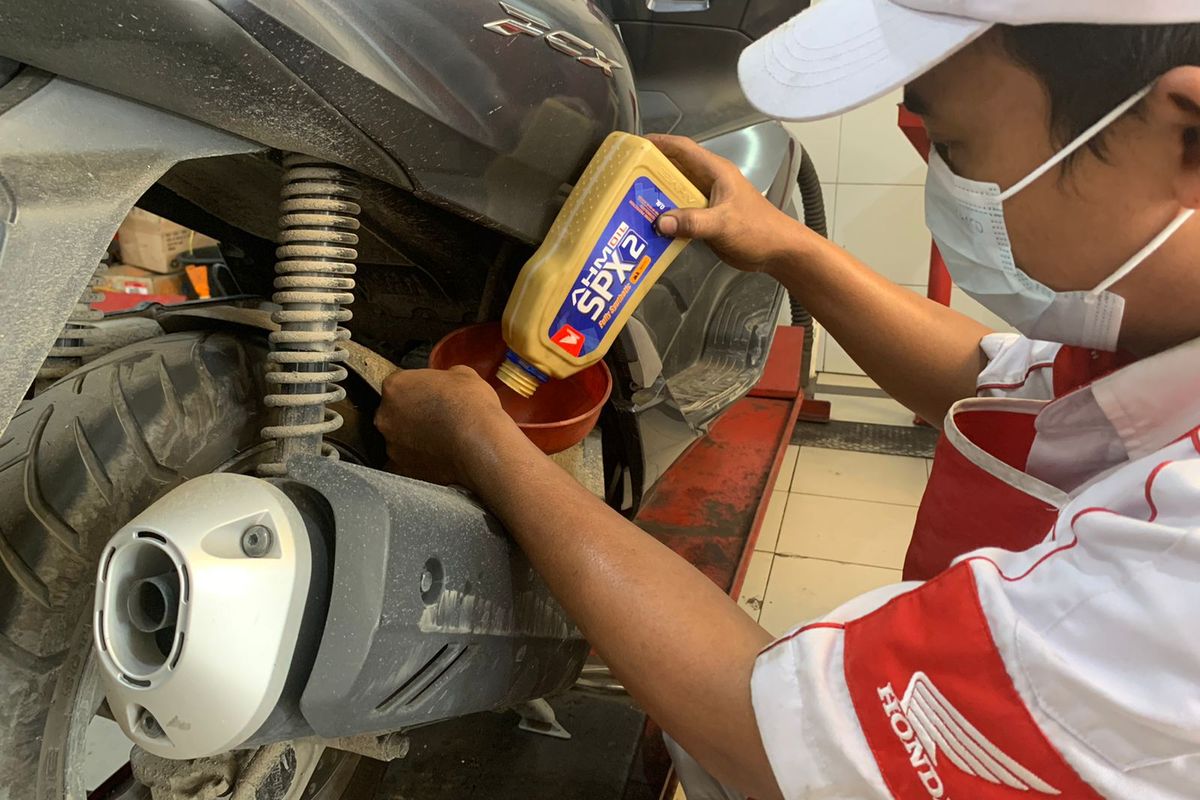 Pelumas resmi sepeda motor Honda yaitu AHM OIL kini tampil lebih segar.