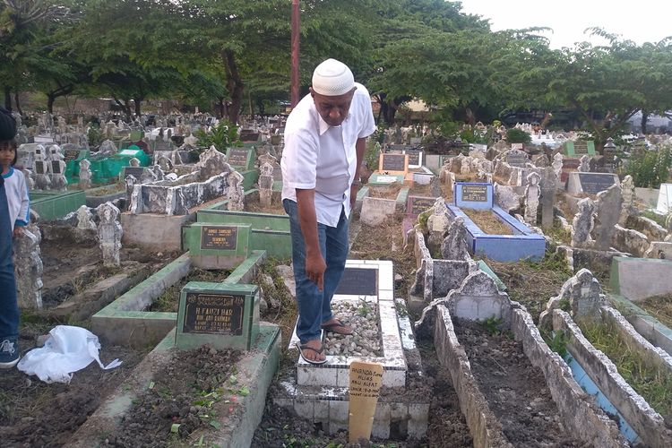 Ketua BPPI Kemiri, Rifdhal menunjukkan pusara Ananda Putra alias Abu Alfat, di TPU Kemiri, pada Rabu sore (20/11/2019). Ananda, tersangka kasus bom bunuh diri di Mako Polrestabes Medan tewas dalam penyergapan di Hamparan Perak pada Sabtu (16/11/2019).