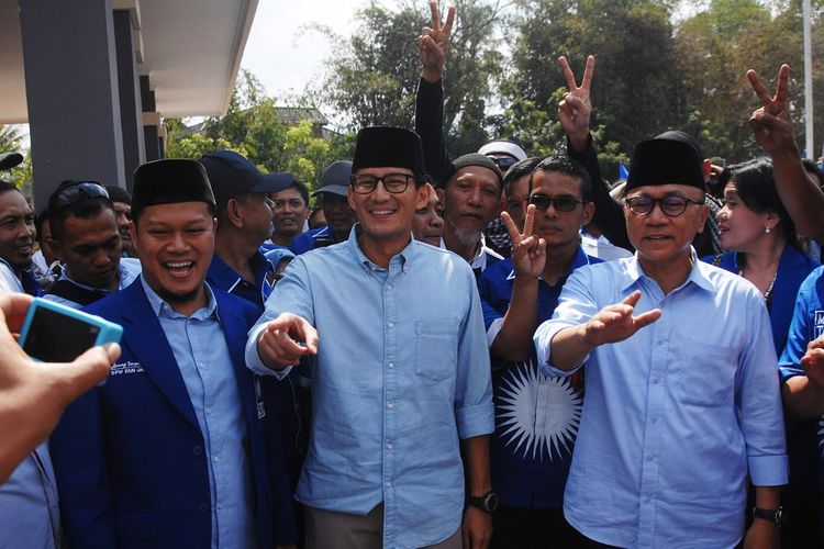 Calon Wakil Presiden nomor urut 02 Sandiaga Salahuddin Uno (tengah) bersama Ketua Umum Partai Amanat Nasional (PAN) Zulkifli Hasan (kanan) menyapa pendukungnya saat berkunjung ke Temanggung, Jawa Tengah, Senin (24/9). Dalam pidato politiknya Sandiaga Uno menyampaikan pentingnya menjaga persatuan bangsa, kerukunan dan perdamaian dalam pemilu presiden 2019 mendatang.