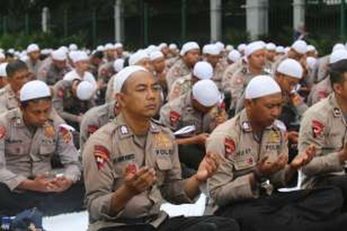 Anggota polisi sholat jumat depan istana negara, Jakarta, Jumat, (4/11/2016).