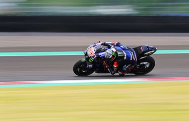 Pembalap Monster Energy Yamaha Fabio Quartararo memacu sepeda motornya pada hari pertama tes pramusim MotoGP 2022 di Pertamina Mandalika International Street Circuit, Lombok Tengah, NTB, Jumat (11/2/2022). Sesi tes pramusim di sirkuit Mandalika tersebut akan berlangsung hingga Minggu (13/2/2022).