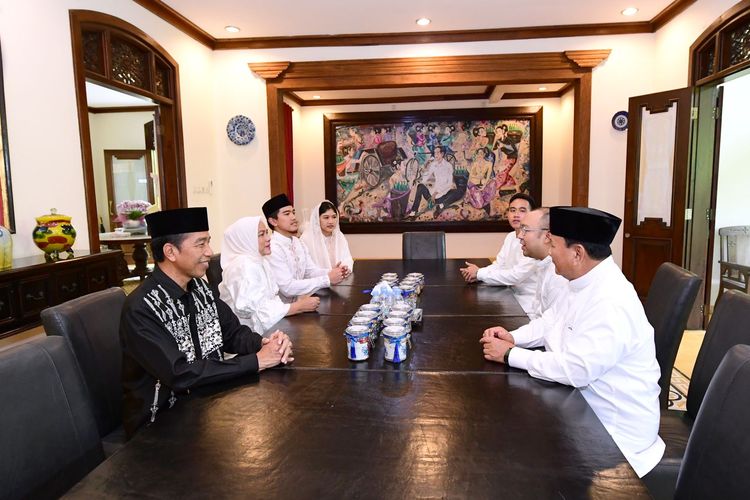 Presiden Joko Widodo dan keluarganya menyambut kunjungan Ketua Umum Partai Gerindra Prabowo Subianto di Solo, Jawa Tengah, Sabtu (22/4/2023). 