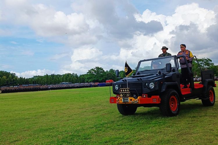 Kepala Polisi Republik Indonesia (Kapolri) Jenderal Listyo Sigit Prabowo, dan Panglima TNI Jenderal Andika Perkasa, saat mengecek pasukan dalam apel Operasi Puri Agung 2022, di Lapangan Renon, Denpasar, Bali, pada Senin (7/11/2022). Kompas.com/ Yohanes Valdi Seriang Ginta 