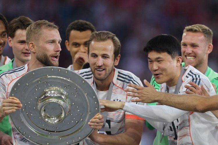 Bayern Vs Borussia Moenchengladbach 2-0, Akhirnya Kane Angkat Trofi