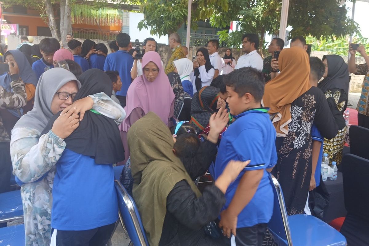 Sejumlah orang tua siswa Sekolah Rakyat di Kabupaten Tuban, Jawa Timur, menagis saat melepas anaknya yang akan menjalani masa pengenalan lingkungan sekolah (MPLS) dan tinggal di asrama selama proses belajar mengajar hingga lulus nanti. Kamis (14/8/2025).