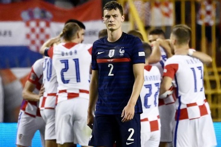 Ekspresi bek kanan timnas Perancis, Benjamin Pavard, usai Kroasia mencetak gol penyama kedudukan 1-1 pada laga fase grup UEFA Nations League 2022-2023, Selasa (7/6/2022).