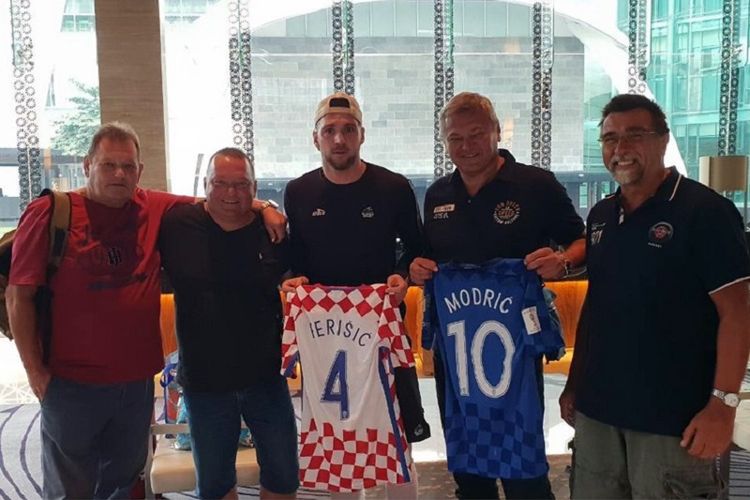 Penyerang Persija Jakarta Marko Simic memperlihatkan dua jersey yang merupakan hadiah dari dua bintang timnas Kroasia, Ivan Perisic dan Luca Modric.
