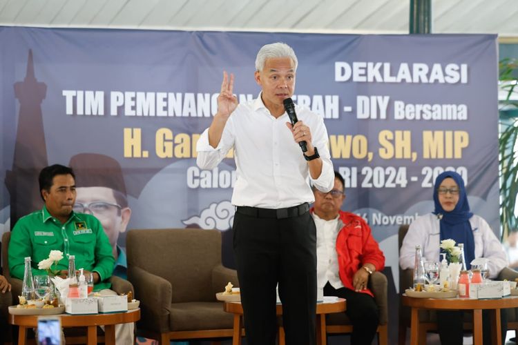 Calon presiden nomor urut 3 Ganjar Pranowo saat menghadiri deklarasi dukungan dari Tim Pemenangan Daerah (TPD) Provinsi Daerah Istimewa Yogyakarta (DIY) di Sleman, Kamis (16/11/2023). 