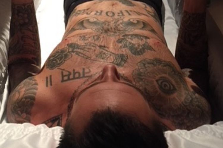 Adam Levine memamerkan koleksi tato di tubuhnya dalam foto di akun Instagramnya. 
