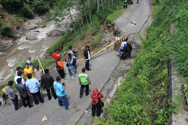 Hujan deras yang mengguyur wilayah Banjarnegara, mengakibatkan jalan alternatif Banjarnegara-Dieng (Wonosobo) via Pagetan longsor, Jumat (5/5/2017) dinihari. Longsoran tersebut mengikis seluruh badan jalan dan mengakibatkan akses transportasi terputus.