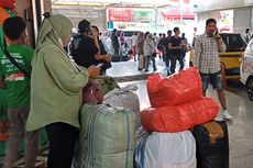 Sehari Sebelum Puasa, Pengunjung Belanja Puluhan Gamis dan Baju Koko di Pasar Tanah Abang untuk Dijual Kembali