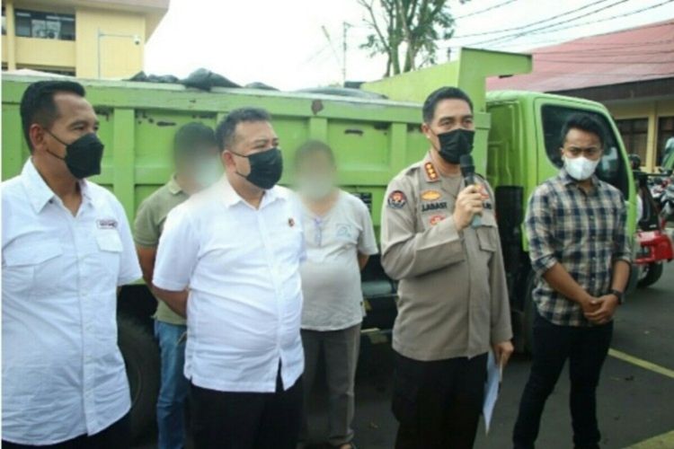 Polda Sulut mengungkap kasus penimbunan BBM jenis solar subsidi 3.000 Liter.