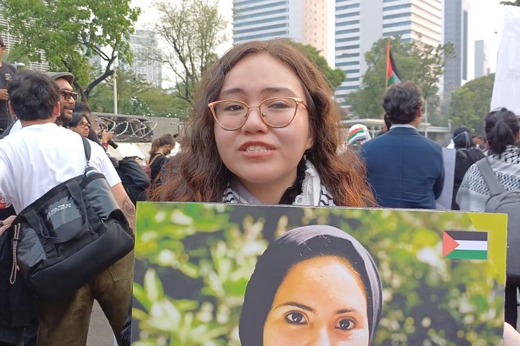 Olivina saat menceritakan kehidupan Daniea dalam aksi unjuk rasa di seberang Kedutaan Besar Amerika Serikat, Gambir, Jakarta Pusat, Jumat (31/5/2024)
