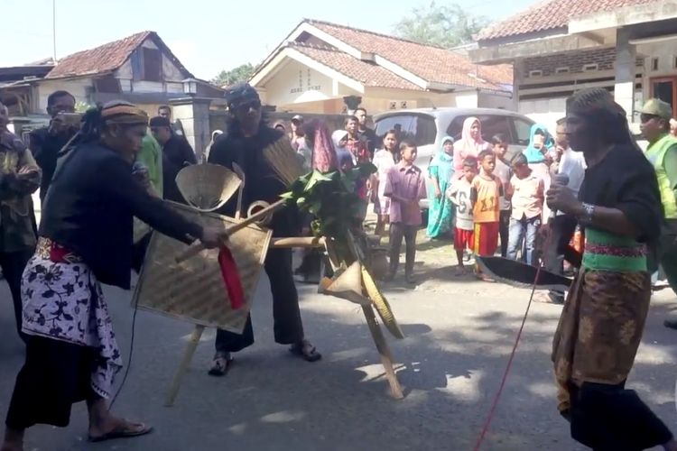 Penampilan kesenian begalan dalam sebuah pernikahan di Banyumas.