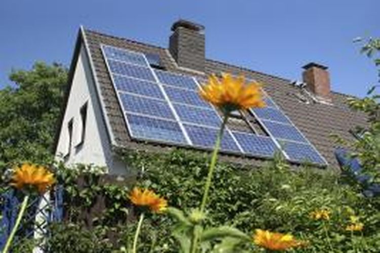 Rumah yang dipasangi solar system efektif penggunaan listrik.