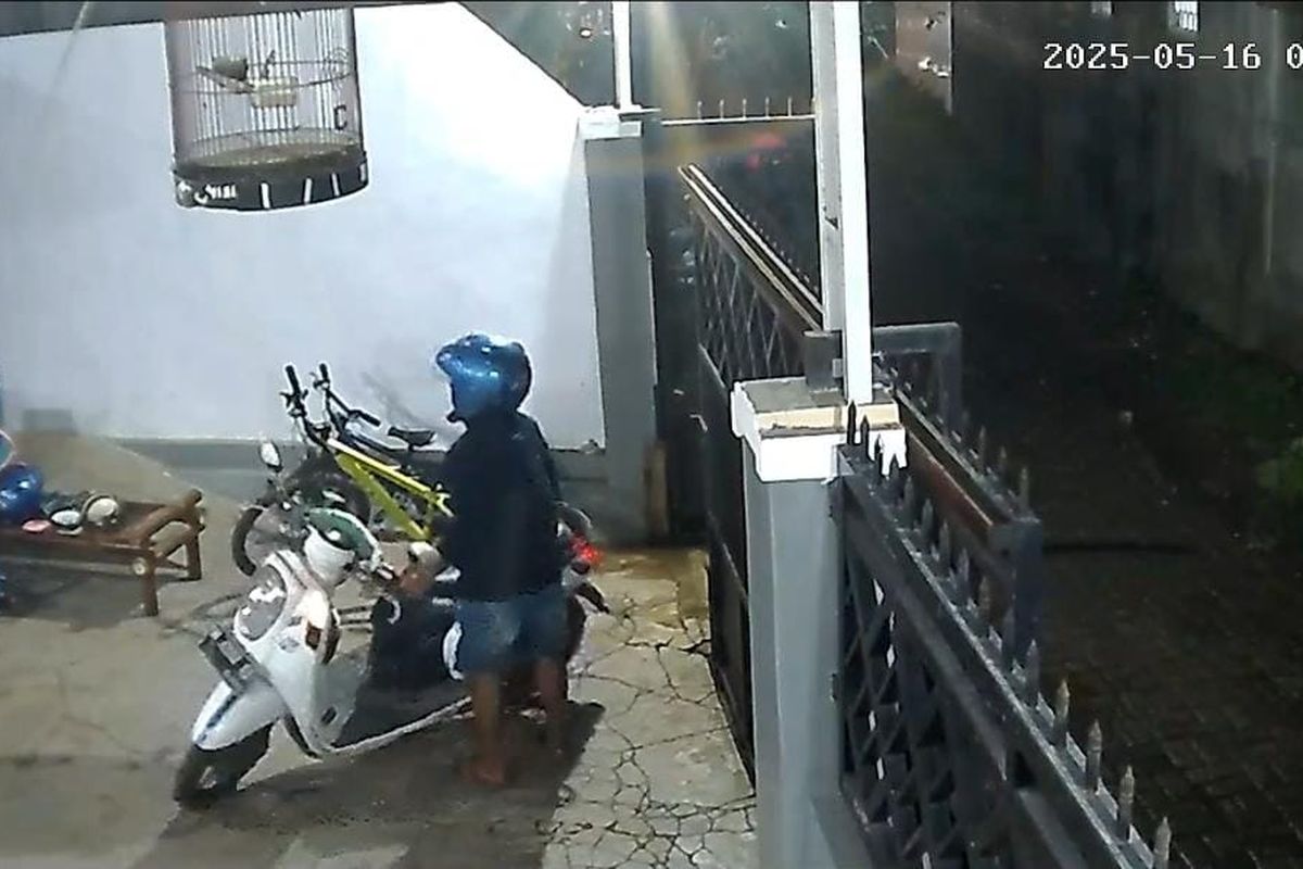Aksi pencurian motor milik anggota TNI di Pasuruan, Jawa Timur terekam cctv, Jum'at (16/05/2025) 