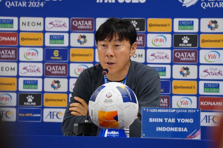 Pelatih timnas U23 Indonesia, Shin Tae-yong, dalam sesi jumpa pers di Piala Asia U23 2024. Terkini, Shin Tae-yong menyebut skuad timnas Indonesia nyaris runtuh menjelang duel menghadapi Guinea dalam playoff Olimpiade 2024.