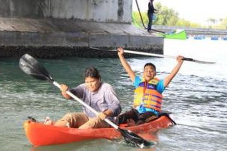 Namanya kayaking. Kegiatan berwisata keliling kota Banda Aceh dengan mendayung perahu. 