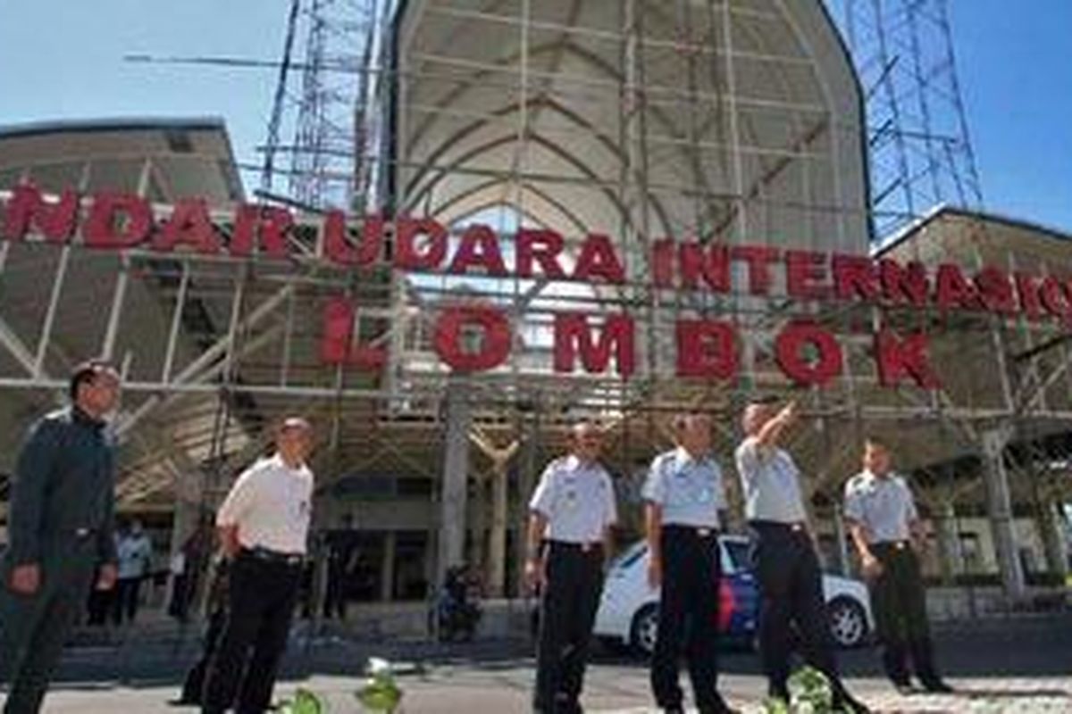 Wakil Menteri Perhubungan, Bambang Susantono (dua dari kanan) meninjau proyek pembangunan Bandara Internasional Lombok di Lombok Tengah, Nusa Tenggara Barat, Senin (13/6/2011). Bandara pengganti Bandara Selaparang ini, diharapkan dapat diresmikan pada bulan Oktober 2011.